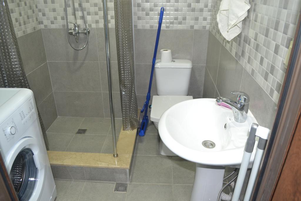 Apartment Mzika Batumi Esterno foto