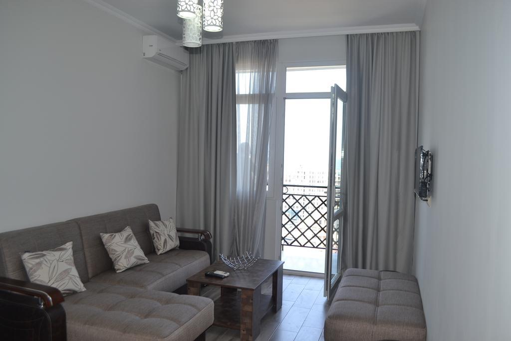 Apartment Mzika Batumi Esterno foto